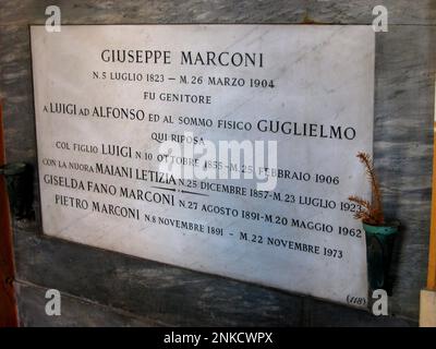 2004 , BOLOGNA , Italia : IL CIMITERO DI CERTOSA , la lapide di GIUSEPPE MARCONI ( 1823 - 1904 ) , padre di GUGLIELMO MARCONI celebrò lo scienziato italiano e inventore del telegrafo senza fili . - GEOGRAFIA - GEOGRAFIA - CIMITERO - TOMBA - TOMBE - SCULTURA - ATENA - ITALIA - ARCHITETTURA - - marmo - marmo - camposanto - monumentale - monumento - monumento - sepoltura - tombe ---- Giovanbattista BRAMBILLA --- ARCHIVIO GBB Foto Stock