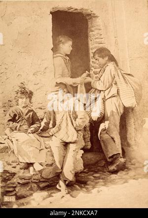 1890 ca., Taormina , Sicilia , ITALIA : Uno studio folcloristico siciliano del fotografo GIUSEPPE BRUNO ( 1836 - 1904 ) con ragazzi e ragazze siciliane . Bruno fu insegnante del celebre fotografo tedesco Baron WILHELM VON GLOEDEN ( 1856 - 1931 ). I due fotografi utilizzavano non solo le stesse località ma anche , come modelli , gli stessi ragazzi e ragazze di Taormina . Di solito più di Bruno foto è stato confuso per errore con alcuni scatti di von Gloeden . - FOTOGRAFIA - FOTOGRAFIA - FOTOGRAFIA - SICILIA - ITALIA - BAMBINO - BAMBINI - BAMBINA - BAMBINE - SCENA DI COSTUME FOLKLORISTI Foto Stock