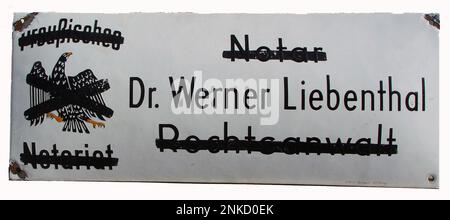 Targa del Dr. Werner Liebenthal, notaio e avvocato. Il piatto fu appeso fuori dal suo ufficio su Martin Luther Strasse a Berlino. Nel 1933, in seguito alla Legge per il Restauro del Servizio civile professionale, la lastra fu dipinta di nero dai nazisti, che boicottarono gli uffici di proprietà ebraica. https://commons.wikimedia.org/wiki/File:LiebenthalRechtsanwalt2.jpg#/media/File:LiebenthalRechtsanwalt2.jpg Foto Stock