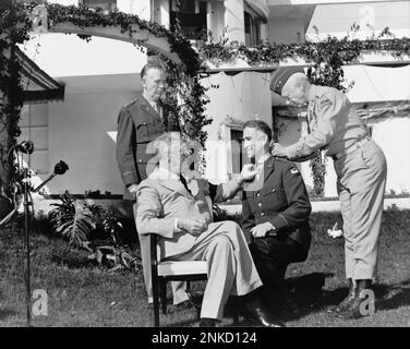 1943 , gennaio , Casablanca , MAROCCO : Conferenza di Casablanca , Presidente degli Stati Uniti Franklin Delano Roosevelt ( 1882 - 1945 ) con il maggiore Generale George S. Patton, Jr., che affigge la Medaglia d'onore del Congresso su Brig. Generale William H. Wilbur alla presenza del generale George C. Marshall . George Catlett Marshall ( 1880 - 1959 ) fu un capo militare americano durante la guerra e come capo consigliere militare del presidente Franklin D. Roosevelt. Come Segretario di Stato, il suo nome fu dato al piano Marshall per il quale fu insignito del Premio Nobel per la pace nel 1953 . Foto di U.S. Segnale militare Co Foto Stock