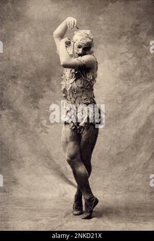 1911 , Parigi , Francia : il rivoluzionario ballerino e coreografo RUSSO VASLAV NIJINSKY ( 1888 - 1950 ) a LE SPECTER DE LA ROSE , del compositore di musica Carl Maria von Weber , basato su una storia di Theophile Gautier . La coreografia è stata di Michel Fokine e la scenografia e il costume di LEON BAKST . La storia riguarda un debutante che si addormenta dopo la sua prima palla. Sogna che stia ballando con la rosa che aveva tenuto in mano. Il suo sogno finisce quando la rosa sfugge attraverso la finestra. I ballerini all'esibizione originale erano Vaslav Nijinsky come The Rose e Tamara Karsavina Foto Stock