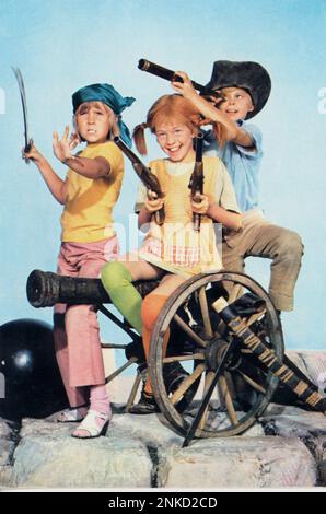 1970 , SVEZIA : l'attrice svedese INGER NILSSON ( nata nel 1959 ) a PIPPI LANGSTRUMP Caracter ( Pippi Calzelunghe - Piipi Langstrimpf - Pippi Longstocking ) per il film ' Pippi nei mari del Sud ' ( Pippi Calzelunghe e i pirati di Taka-Tuka ) Di Olle Hellbom , dal romanzo di ASTRID LINDGREN ( 1907 - 2002 ) scritto nel 1945 . - TELEVISIONE - SERIE TV - TELEFILM - TELEVISIONE - FILM - CINEMA - ritratto - ritratto - sorriso - sorriso - capelli rossi - capelli rossi - capelli rossi - pirati - bucaniere - pirata - pistole - armi - cannone - cannone - film - CINEMA --- Archivio GBB Foto Stock