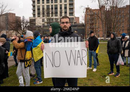 Brooklyn, Stati Uniti. 23rd Feb, 2023. I sostenitori dell'Ucraina si riuniscono nell'Asser Levy Park per commemorare l'invasione russa dell'Ucraina un giorno prima del suo anniversario a Brooklyn, New York, il 23 febbraio 2023. (Foto di Matthew Rodier/Sipa USA) Credit: Sipa USA/Alamy Live News Foto Stock