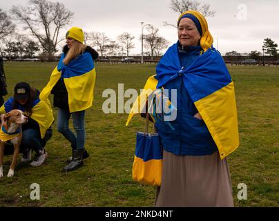 Brooklyn, Stati Uniti. 23rd Feb, 2023. I sostenitori dell'Ucraina si riuniscono nell'Asser Levy Park per commemorare l'invasione russa dell'Ucraina un giorno prima del suo anniversario a Brooklyn, New York, il 23 febbraio 2023. (Foto di Matthew Rodier/Sipa USA) Credit: Sipa USA/Alamy Live News Foto Stock