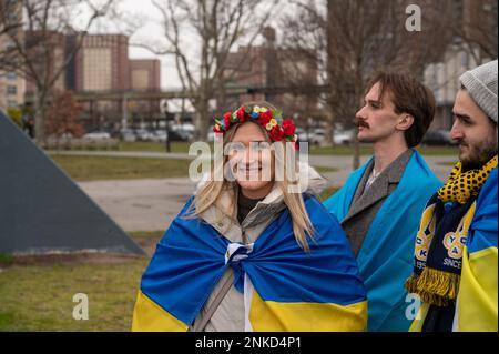 Brooklyn, Stati Uniti. 23rd Feb, 2023. I sostenitori dell'Ucraina si riuniscono nell'Asser Levy Park per commemorare l'invasione russa dell'Ucraina un giorno prima del suo anniversario a Brooklyn, New York, il 23 febbraio 2023. (Foto di Matthew Rodier/Sipa USA) Credit: Sipa USA/Alamy Live News Foto Stock