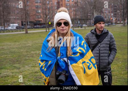 Brooklyn, Stati Uniti. 23rd Feb, 2023. I sostenitori dell'Ucraina si riuniscono nell'Asser Levy Park per commemorare l'invasione russa dell'Ucraina un giorno prima del suo anniversario a Brooklyn, New York, il 23 febbraio 2023. (Foto di Matthew Rodier/Sipa USA) Credit: Sipa USA/Alamy Live News Foto Stock