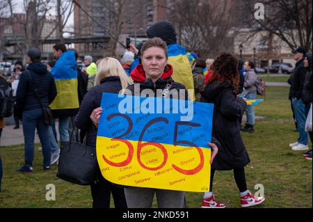 Brooklyn, Stati Uniti. 23rd Feb, 2023. I sostenitori dell'Ucraina si riuniscono nell'Asser Levy Park per commemorare l'invasione russa dell'Ucraina un giorno prima del suo anniversario a Brooklyn, New York, il 23 febbraio 2023. (Foto di Matthew Rodier/Sipa USA) Credit: Sipa USA/Alamy Live News Foto Stock