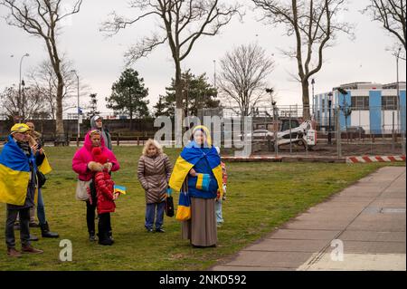 Brooklyn, Stati Uniti. 23rd Feb, 2023. I sostenitori dell'Ucraina si riuniscono nell'Asser Levy Park per commemorare l'invasione russa dell'Ucraina un giorno prima del suo anniversario a Brooklyn, New York, il 23 febbraio 2023. (Foto di Matthew Rodier/Sipa USA) Credit: Sipa USA/Alamy Live News Foto Stock