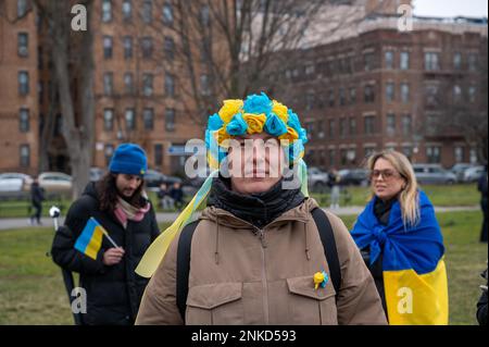 Brooklyn, Stati Uniti. 23rd Feb, 2023. I sostenitori dell'Ucraina si riuniscono nell'Asser Levy Park per commemorare l'invasione russa dell'Ucraina un giorno prima del suo anniversario a Brooklyn, New York, il 23 febbraio 2023. (Foto di Matthew Rodier/Sipa USA) Credit: Sipa USA/Alamy Live News Foto Stock