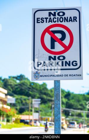 Un segno in spagnolo che dice No Parcheggio, Roatan, Honduras. Foto Stock