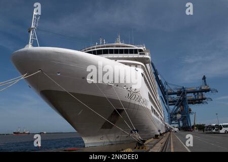 Crociera silversea asiatica a bordo di Silver Spirit da Singapore a Hong Kong con fermate in Thailandia e Vietnam nel porto in Vietnam con l'immigrazione c Foto Stock