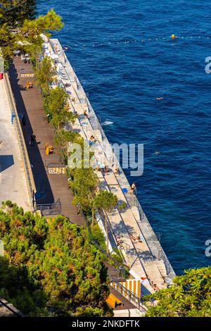 Monaco, Francia - 2 agosto 2022: Solarium Beach ricreazione boulevard lungo Digue de l’Avant Port percorso nel porto di Hercules sul Mar Mediterraneo riva bene Foto Stock