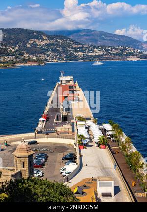 Monaco, Francia - 2 agosto 2022: Solarium Beach ricreazione boulevard lungo Digue de l’Avant Port percorso nel porto di Hercules sul Mar Mediterraneo riva bene Foto Stock