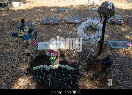 220813-N-IT566-0039 SAN ANTONIO, Texas (13 agosto 2022) la tomba dell'Ospitaliero John E. Kilmer, dopo una cerimonia commemorativa del 70° anniversario della sua morte. Kilmer fu ucciso durante l'attacco a "Bunker Hill", mentre usava il suo corpo per proteggere un altro uomo dal fuoco nemico. Il 18 giugno 1953, alla madre e al fratello di Kilmer fu conferita la Medal of Honor per le sue azioni il 12 agosto 1952. HN John E. Kilmer, NMTSC, Navy Medicine, VFW, medaglia d'onore, Foto Stock