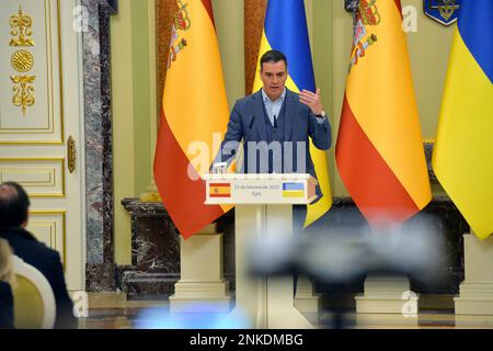 KIEV, UCRAINA - 23 FEBBRAIO 2023 - il primo ministro spagnolo Pedro Sanchez interviene nel corso di una conferenza stampa congiunta con il presidente ucraino Volodymyr Zelenskyy, Kyiv, capitale dell'Ucraina. Foto Stock