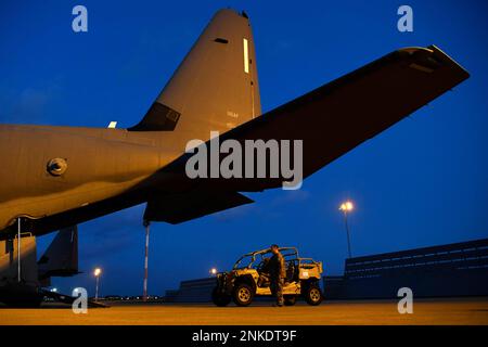 Regno Unito. 12th Jan, 2023. NEGLI STATI UNITI Air Force loadmaster con lo Squadrone delle operazioni speciali 67th, guida un altro loadmaster durante il caricamento di un veicolo MRZR All Terrain su un MC-130J Commando II, Regno Unito, 12 gennaio 2023. I veicoli sono stati trasportati in un luogo non divulgato e forniti alle forze operative speciali ucraine. (Credit Image: © Westin Warburton/Air Force/ZUMA Press Wire Service) SOLO PER USO EDITORIALE! Non per USO commerciale! Foto Stock