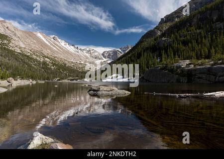 Il Longs Peak, alto 14.259 metri, è la montagna più alta del Parco Nazionale delle Montagne Rocciose. Mills Lake è una destinazione di viaggio per gli escursionisti. Foto Stock