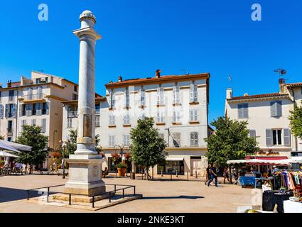 Antibes, Francia - 4 agosto 2022: Place Nationale Piazza del mercato Nazionale con colonna Independence nella storica città vecchia di Antibes località sulla riva Foto Stock