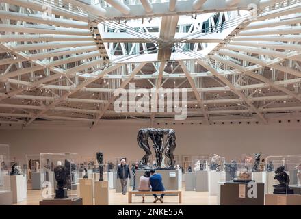 Persone che guardano la scultura a tre tonalità di Aguste Rodin nel Museo Soumaya, Città del Messico, Messico Foto Stock