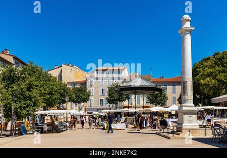 Antibes, Francia - 4 agosto 2022: Place Nationale Piazza del mercato Nazionale con colonna Independence nella storica città vecchia di Antibes località sulla riva Foto Stock