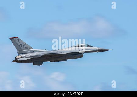 Josiah “Sirius” Gaffney, pilota del F-16 Viper Fighter Jet e Comandante delle forze aeree del Pacifico F-16 Demonstration Team, si esibisce al Kaneohe Bay Air Show dal 12th al 14th agosto 2022 presso la base del corpo dei Marine degli Stati Uniti di Kaneohe Bay. L'Air Show a Kaneohe Bay ha dimostrato la prodezza militare mentre intrattiene molti visitatori con venditori locali e squadre dimostrative come i Blue Angels. (STATI UNITI Esercito fotografia di SPC. Joshua Oller/28th distaccamento per gli affari pubblici) Foto Stock