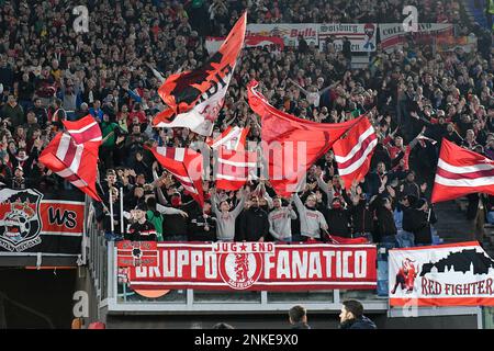 I supporti di Salisburgo durante la UEFA Europa League 2022 2023 Gioca fuori 2nd leg Match, Olimpico Stadium, Roma contro Salisburgo 23 febbraio 2023 (Photo by AllShotLive/Sipa USA) Credit: Sipa USA/Alamy Live News Foto Stock