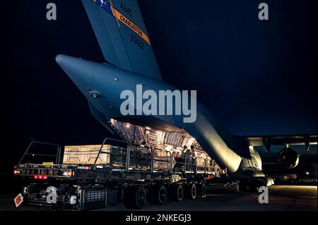 Un C-17 Globemaster III assegnato al comando di mobilità aerea, si prepara a ricevere il caricamento di munizioni di Guided Multiple Launch Rocket System presso la Joint base McGuire-Dix-Lakehurst, N.J., 13 agosto 2022. Il carico delle munizioni fa parte di un pacchetto supplementare di assistenza alla sicurezza per l'Ucraina. L'assistenza alla sicurezza che gli Stati Uniti forniscono all'Ucraina sta permettendo un successo critico sul campo di battaglia contro la forza d'invasione russa. Foto Stock