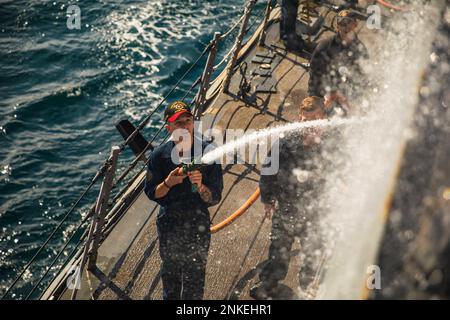 220813-N-GF955-1040 OCEANO ATLANTICO (13 agosto 2022) danni Controlman Fireman Kadin Shoemaker, di Scottsbluff, Neb., spruzza acqua dolce sul cacciatorpediniere missilistico guidato di classe Arleigh Burke USS Paul Ignatius (DDG 117) durante un lavaggio in acqua dolce, 13 agosto 2022. Paul Ignatius, schierato in futuro a Rota, Spagna, è in programma di schieramento negli Stati Uniti Naval Forces Europe area of Operations, impiegato dagli Stati Uniti Sesta flotta, per difendere gli interessi degli Stati Uniti, alleati e partner. Foto Stock