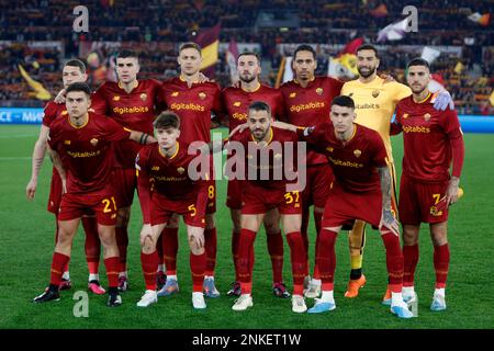 Roma, Italia. 23rd Feb, 2023. I giocatori di RomaÕs si mettono in posa per le foto prima dell'inizio della UEFA Europa League giocano alla partita di calcio di seconda gamba tra Roma e Salisburgo allo stadio olimpico di RomeÕs, il 23 febbraio 2023. Roma ha vinto 2-0 per partecipare al round del 16. Credit: Riccardo De Luca - Update Images/Alamy Live News Foto Stock