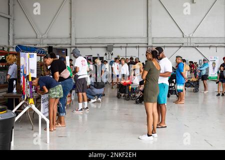 I partecipanti allo spettacolo aereo visitano il centro di scienza, tecnologia, ingegneria e matematica come parte del 2022 Kaneohe Bay Air Show, Marine Corps Air Station Kaneohe Bay, Marine Corps base Hawaii, 14 agosto 2022. Lo spettacolo aereo è stato ospitato per consentire alla comunità locale, ai membri del servizio e ai residenti di MCBH di interagire durante un evento di livello mondiale. Il Kaneohe Bay Air Show, che conteneva performance aeree, esposizioni statiche, dimostrazioni e venditori, è stato progettato per esprimere l'apprezzamento della MCBH ai residenti delle Hawaii e il loro continuo supporto all'installazione. Foto Stock