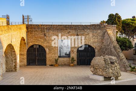 Antibes, Francia - 4 agosto 2022: Museo Archeologico Musee d’Archeologie a Bastion Saint-Andre boulevard nel centro storico di Antibes resort cit Foto Stock