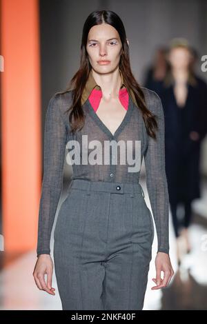 Milano, Italia. 23rd Feb, 2023. PRADA Autunno-Inverno 2023-2024 pista durante la settimana della Moda di Milano il 2023 febbraio - Milano; Italia 23/02/2023 Credit: dpa/Alamy Live News Foto Stock