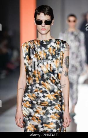 Milano, Italia. 23rd Feb, 2023. PRADA Autunno-Inverno 2023-2024 pista durante la settimana della Moda di Milano il 2023 febbraio - Milano; Italia 23/02/2023 Credit: dpa/Alamy Live News Foto Stock