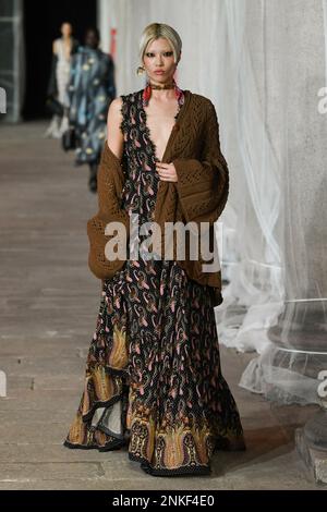 Milano, Italia. 22nd Feb, 2023. ETRO Autunno-Inverno 2023-2024 durante la settimana della Moda di Milano il 2023 febbraio - Milano; Italia 22/02/2023 Credit: dpa/Alamy Live News Foto Stock