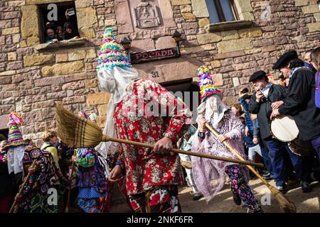 Lantz, Spagna. 21st Feb, 2023. Due Txatxos corrono con le loro scope di paglia che molestano le persone presenti al carnevale. Il Carnevale Rurale di Lanz, è una festa di interesse turistico che si svolge nella provincia di Navarra, nel nord della Spagna. Una volta all'anno personaggi di una favola di storie prendono le strade di questa cittadina, nella regione dei Pirenei Navarrese e le fanno proprie. I loro nomi sono: Miel Otxin, Ziripot, Zaldiko e Txatxos. Credit: SOPA Images Limited/Alamy Live News Foto Stock