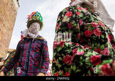 Lantz, Spagna. 21st Feb, 2023. Due Txatxos, personaggi che rappresentano la popolazione di Lantz, ballano intorno al malvagio bandito Miel Otxin. Il Carnevale Rurale di Lanz, è una festa di interesse turistico che si svolge nella provincia di Navarra, nel nord della Spagna. Una volta all'anno personaggi di una favola di storie prendono le strade di questa cittadina, nella regione dei Pirenei Navarrese e le fanno proprie. I loro nomi sono: Miel Otxin, Ziripot, Zaldiko e Txatxos. Credit: SOPA Images Limited/Alamy Live News Foto Stock