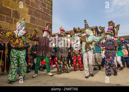 Lantz, Spagna. 21st Feb, 2023. Otto Txatxos, personaggi che rappresentano la popolazione di Lantz, ballano intorno al malvagio bandito Miel Otxin. Il Carnevale Rurale di Lanz, è una festa di interesse turistico che si svolge nella provincia di Navarra, nel nord della Spagna. Una volta all'anno personaggi di una favola di storie prendono le strade di questa cittadina, nella regione dei Pirenei Navarrese e le fanno proprie. I loro nomi sono: Miel Otxin, Ziripot, Zaldiko e Txatxos. (Foto di Nacho Boullosa/SOPA Images/Sipa USA) Credit: Sipa USA/Alamy Live News Foto Stock