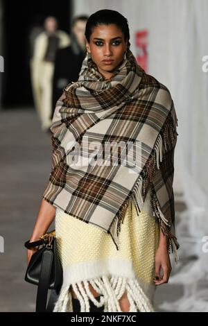 Milano, Italia. 22nd Feb, 2023. ETRO Autunno-Inverno 2023-2024 durante la settimana della Moda di Milano il 2023 febbraio - Milano; Italia 22/02/2023 Credit: dpa/Alamy Live News Foto Stock