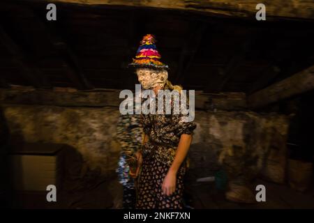 Lantz, Spagna. 21st Feb, 2023. Un txatxo si prepara e si concentra in attesa di uscire per le strade di Lantz e celebrare il carnevale. Il Carnevale Rurale di Lanz, è una festa di interesse turistico che si svolge nella provincia di Navarra, nel nord della Spagna. Una volta all'anno personaggi di una favola di storie prendono le strade di questa cittadina, nella regione dei Pirenei Navarrese e le fanno proprie. I loro nomi sono: Miel Otxin, Ziripot, Zaldiko e Txatxos. (Foto di Nacho Boullosa/SOPA Images/Sipa USA) Credit: Sipa USA/Alamy Live News Foto Stock