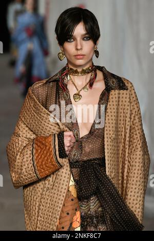 Milano, Italia. 22nd Feb, 2023. ETRO Autunno-Inverno 2023-2024 durante la settimana della Moda di Milano il 2023 febbraio - Milano; Italia 22/02/2023 Credit: dpa/Alamy Live News Foto Stock