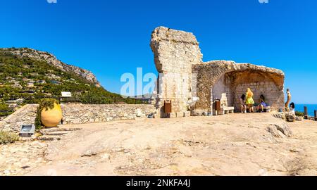 Eze, Francia - 1 agosto 2022: Rovine del castello medievale fortezza in giardino botanico esotico le Jardin de Exotique in cima alla città storica di Eze a Azure Foto Stock