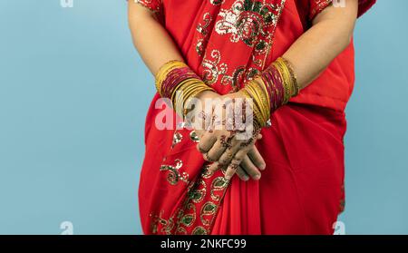 Donna indù dipingere mehndi a portata di mano in costume tradizionale indiano abito marea. Foto Stock