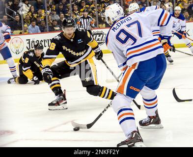 Pittsburgh, Stati Uniti. 23rd Feb, 2023. Il centro Edmonton Oilers Connor McDavid (97 km) sorpassa il difensore di Pittsburgh Penguins Jeff Petry (26 km) e segna il primo periodo alla PPG Paints Arena di Pittsburgh giovedì 23 febbraio 2023. Foto di Archie Carpenter/UPI Credit: UPI/Alamy Live News Foto Stock