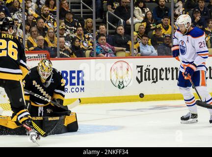 Pittsburgh, Stati Uniti. 23rd Feb, 2023. Il centro Edmonton Oilers Leon Draisaitl (29) prende il rimbalzo dal portiere Pittsburgh Penguins Tristan Jarry (35) e segna durante il primo periodo alla PPG Paints Arena di Pittsburgh giovedì 23 febbraio 2023. Foto di Archie Carpenter/UPI Credit: UPI/Alamy Live News Foto Stock