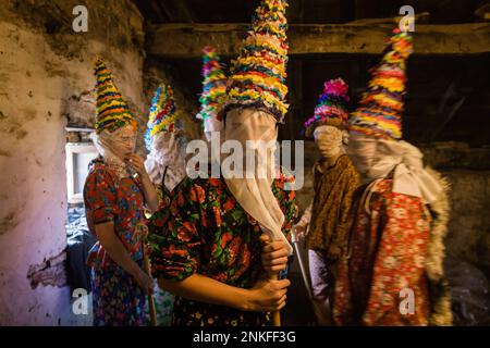 Lantz, Navarra, Spagna. 21st Feb, 2023. Sei txatxos si preparano per il carnevale di Lantz, mentre uno di loro guarda la macchina fotografica. Il Carnevale Rurale di Lanz, è una festa di interesse turistico che si svolge nella provincia di Navarra, nel nord della Spagna. Una volta all'anno personaggi di una favola di storie prendono le strade di questa cittadina, nella regione dei Pirenei Navarrese e le fanno proprie. I loro nomi sono: Miel Otxin, Ziripot, Zaldiko e Txatxos. (Credit Image: © Nacho Boullosa/SOPA Images via ZUMA Press Wire) SOLO PER USO EDITORIALE! Non per USO commerciale! Foto Stock