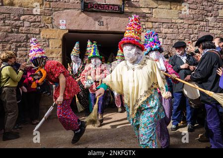 Lantz, Navarra, Spagna. 21st Feb, 2023. Diversi Txatxos sono liberati dalla locanda, personaggi vestiti di pelli di animali e vecchi e colorati vestiti che, portando scope di paglia e con i loro volti coperti, sono incaricati di gridare, molestare e attaccare tutte le persone presenti al carnevale. Il Carnevale Rurale di Lanz, è una festa di interesse turistico che si svolge nella provincia di Navarra, nel nord della Spagna. Una volta all'anno personaggi di una favola di storie prendono le strade di questa cittadina, nella regione dei Pirenei Navarrese e le fanno proprie. I loro nomi sono: Miel Otxin, Zi Foto Stock