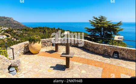 Eze, Francia - 1 agosto 2022: Rovine del castello medievale fortezza in giardino botanico esotico le Jardin de Exotique in cima alla città storica di Eze a Azure Foto Stock