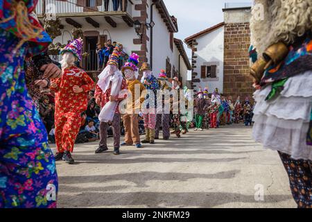 Lantz, Navarra, Spagna. 21st Feb, 2023. I Txatxos, personaggi che rappresentano la popolazione di Lantz, ballano intorno al malvagio bandito Miel Otxin. Il Carnevale Rurale di Lanz, è una festa di interesse turistico che si svolge nella provincia di Navarra, nel nord della Spagna. Una volta all'anno personaggi di una favola di storie prendono le strade di questa cittadina, nella regione dei Pirenei Navarrese e le fanno proprie. I loro nomi sono: Miel Otxin, Ziripot, Zaldiko e Txatxos. (Credit Image: © Nacho Boullosa/SOPA Images via ZUMA Press Wire) SOLO PER USO EDITORIALE! Non per USO commerciale! Foto Stock