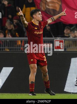 Roma, Italia. 23rd Feb, 2023. Paulo Dybala di Roma celebra il suo gol durante la seconda tappa dell'Europa League tra Roma e Salisburgo, a Roma, Italia, 23 febbraio 2023. Credit: Augusto Casasoli/Xinhua/Alamy Live News Foto Stock