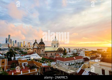 Vista aerea degli edifici della città di Cartagena al tramonto, Cartagena de Indias, Colombia Foto Stock